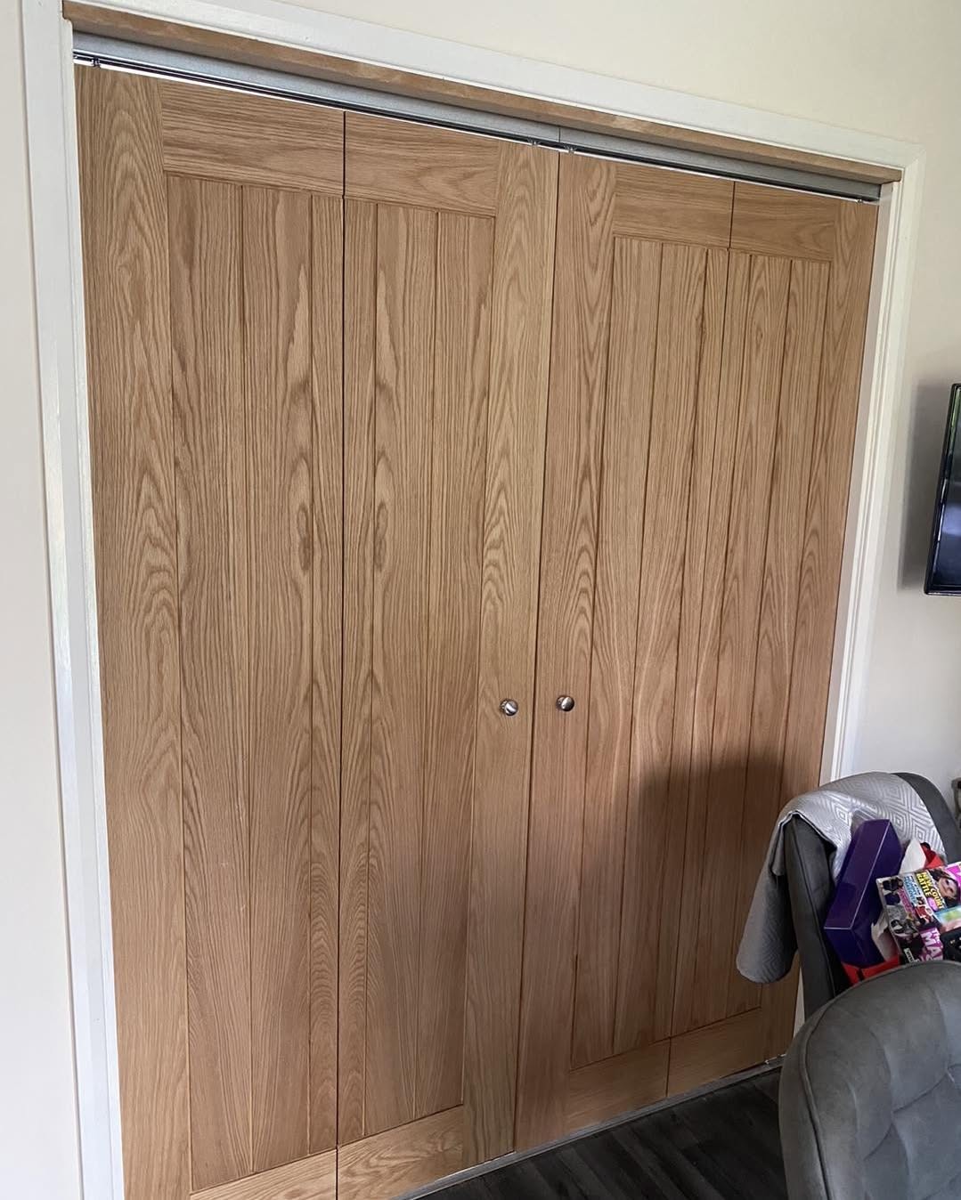 Oak veneer bifold doors in a living room