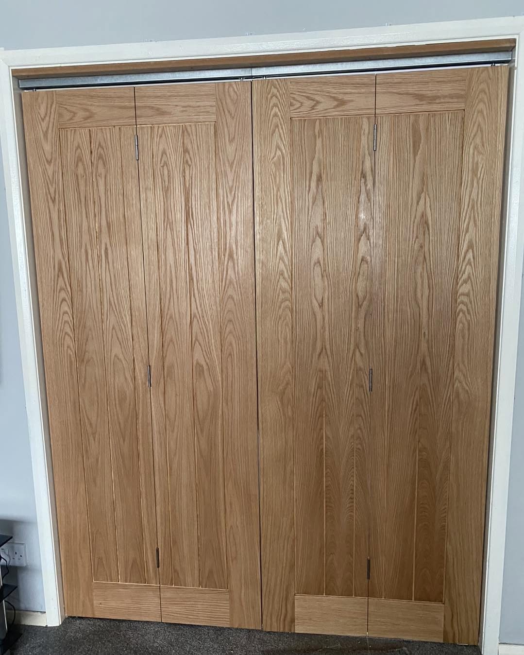 Closed oak veneer bifold doors